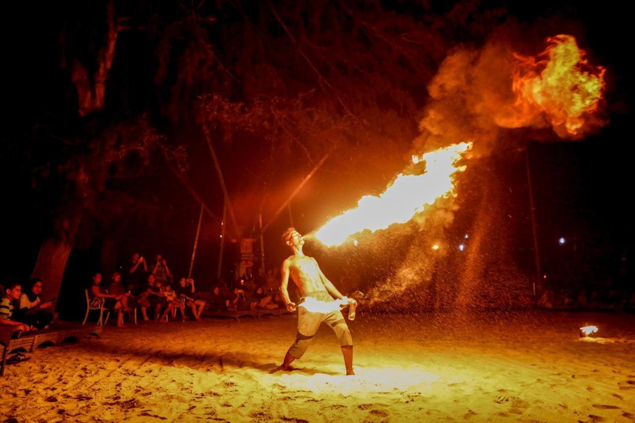 קאמפונג בגאן לאלאנג Avani Sepang Goldcoast Resort מראה חיצוני תמונה Luau fire dancer