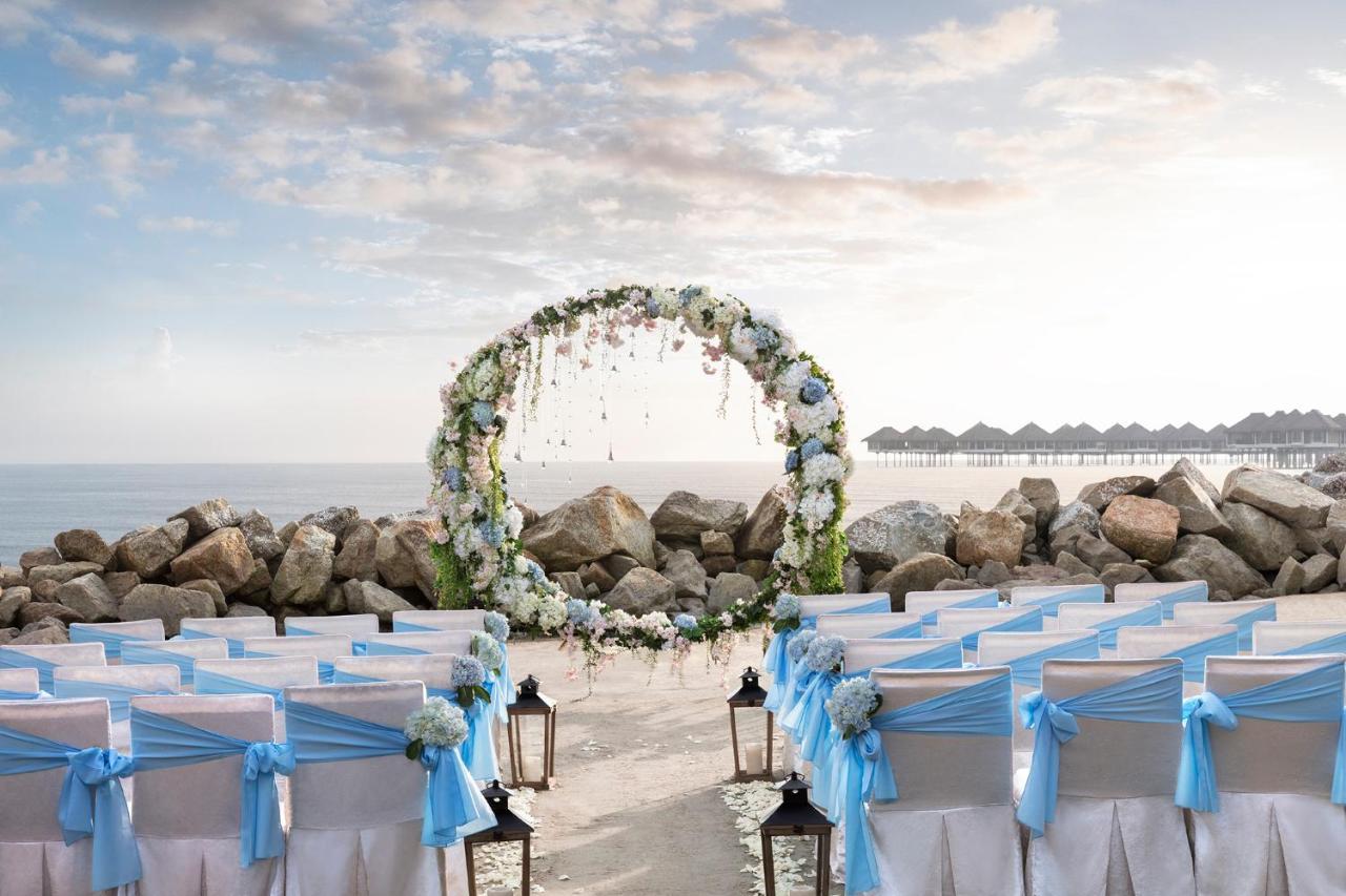 קאמפונג בגאן לאלאנג Avani Sepang Goldcoast Resort מראה חיצוני תמונה Wedding ceremony at the beach