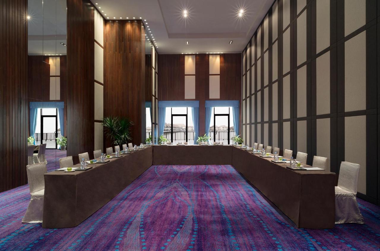 קאמפונג בגאן לאלאנג Avani Sepang Goldcoast Resort מראה חיצוני תמונה The U-shaped table