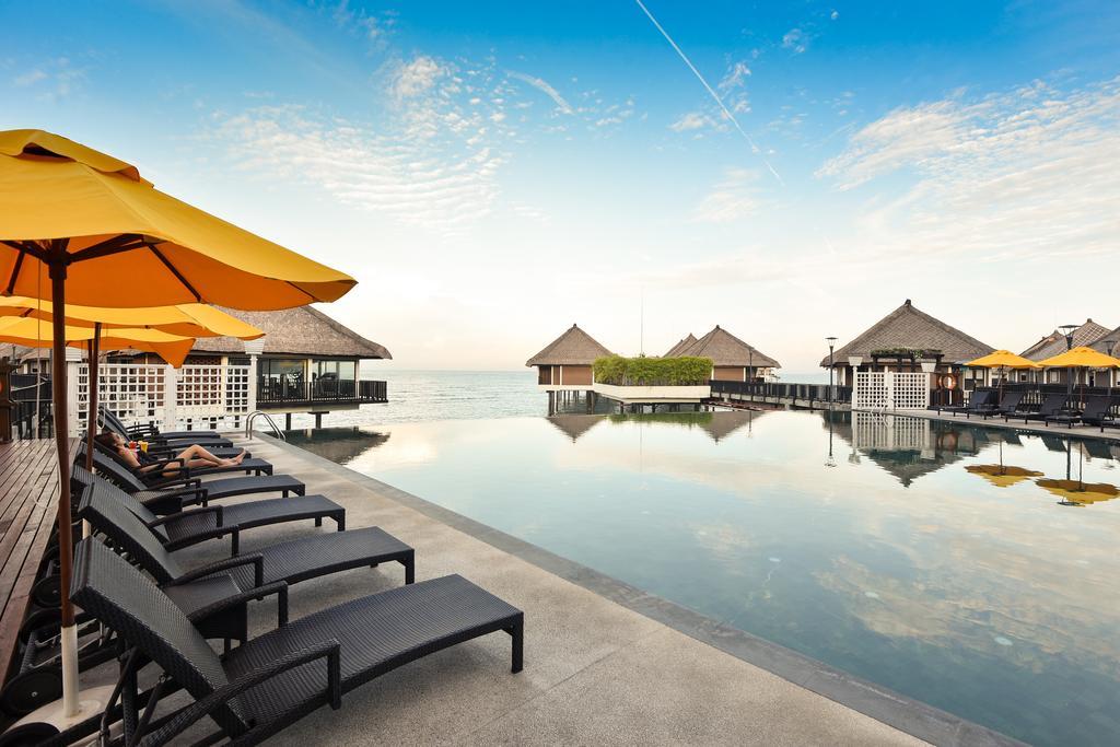 קאמפונג בגאן לאלאנג Avani Sepang Goldcoast Resort מראה חיצוני תמונה The resort's infinity pool