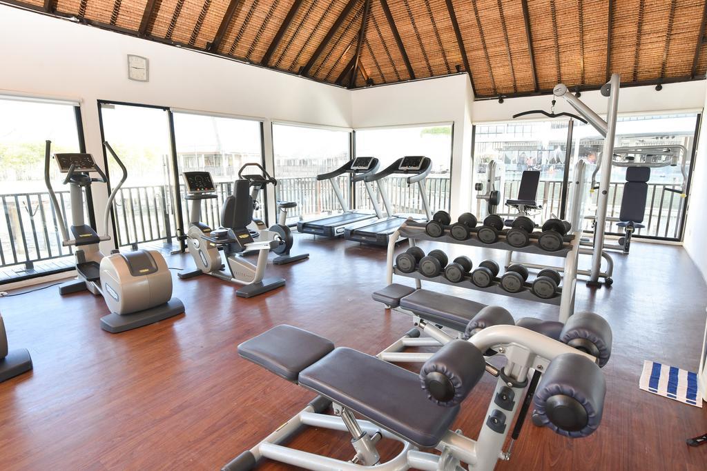 קאמפונג בגאן לאלאנג Avani Sepang Goldcoast Resort מראה חיצוני תמונה A gym at a resort